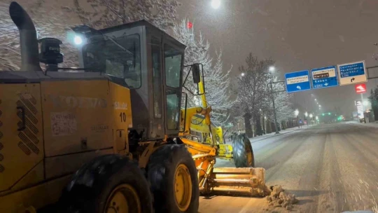 Elazığ'da belediye ekipleri kar mesaisinde