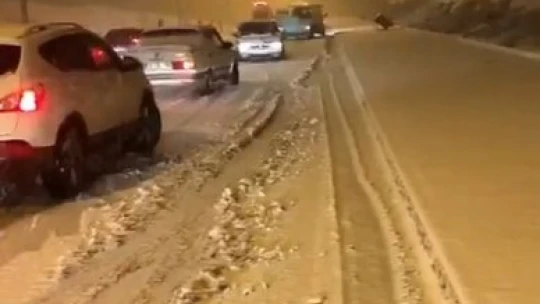 Elazığ'da belediye ekipleri kar mesaisinde