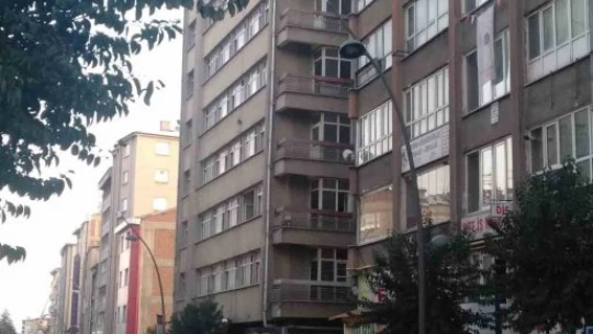 Elazığ'da beşik gibi sallanan bina paniğe neden oldu