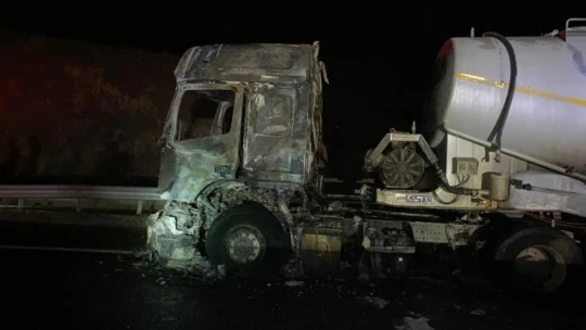 Elazığ'da beton mikseri alev alev yandı