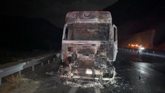 Elazığ'da beton mikseri alev alev yandı
