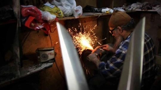 Elazığ'da bıçak bileyicilerin kurban mesaisi başladı