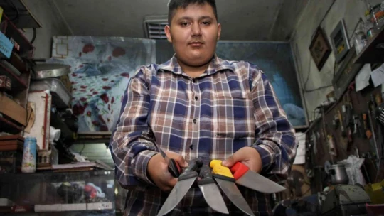 Elazığ'da bıçak bileyicilerin kurban mesaisi başladı