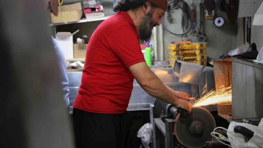 Elazığ'da bıçak bileyicilerin kurban mesaisi başladı