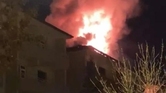 Elazığ'da binanın çatısı alev alev yandı