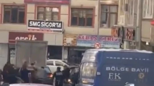 Elazığ'da cadde ortasında taşlı sopalı kavga: 1 yaralı
