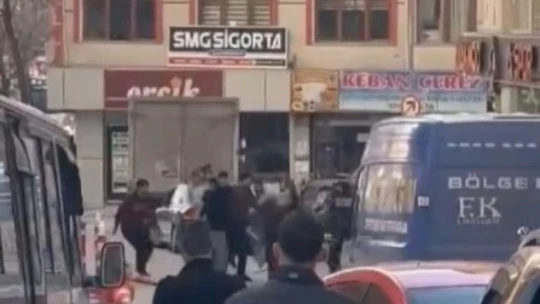 Elazığ'da cadde ortasında taşlı sopalı kavga: 1 yaralı