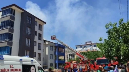 Elazığ'da çatı alev alev yandı