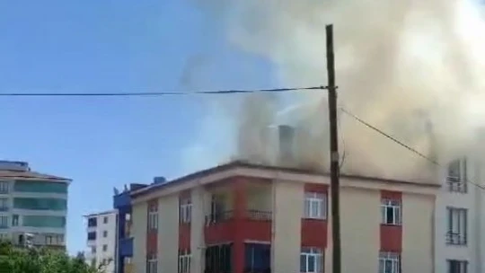 Elazığ'da çatı alev alev yandı