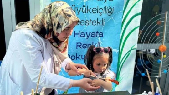 Elazığ'da çocuklar ebru sanatı ile tanıştı