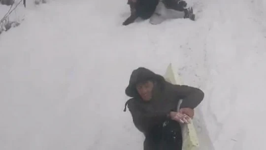 Elazığ'da çocuklar karın keyfini küvetle kayarak çıkardı