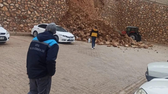Elazığ'da çöken istinat duvarının altında kalan otomobil zarar gördü