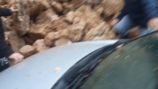 Elazığ'da çöken istinat duvarının altında kalan otomobil zarar gördü