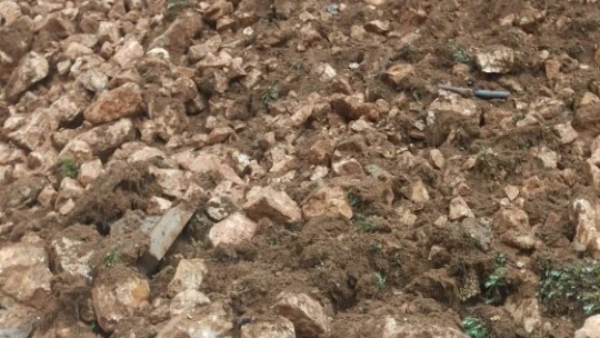Elazığ'da çöken istinat duvarının altında kalan otomobil zarar gördü
