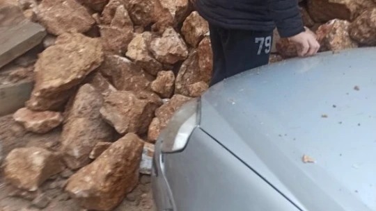Elazığ'da çöken istinat duvarının altında kalan otomobil zarar gördü