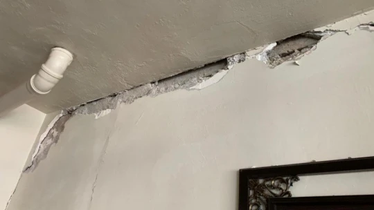Elazığ'da deprem anı marketin güvenlik kamerasına yansıdı