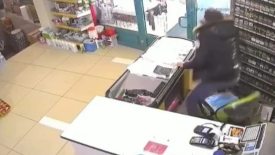Elazığ'da deprem anı marketin güvenlik kamerasına yansıdı
