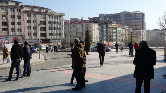 Elazığ'da deprem anları saniye saniye kameralara yansıdı