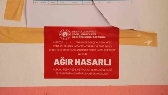 Elazığ'da depremde ağır hasar alan binalara 'Ağır Hasarlı' etiketi yapıştırıldı