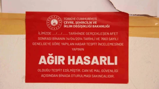 Elazığ'da depremde ağır hasar alan binalara 'Ağır Hasarlı' etiketi yapıştırıldı