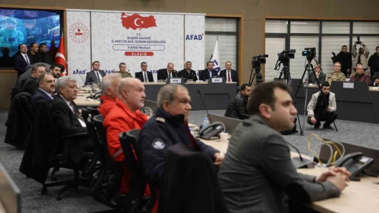 Elazığ'da depremde hayatını kaybedenler saat 04.17'de anıldı