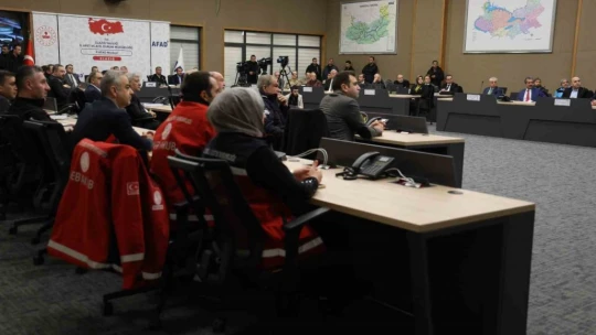 Elazığ'da depremde hayatını kaybedenler saat 04.17'de anıldı