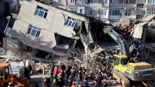 Elazığ'da depreminde 14 kişinin öldüğü Dilek Sitesi ile ilgili 23 şüpheli hakkında dava açıldı
