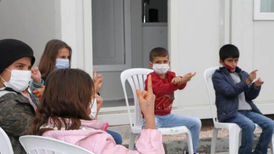 Elazığ'da depremzede çocuklardan, İzmirli akranlarına 'sessiz' destek