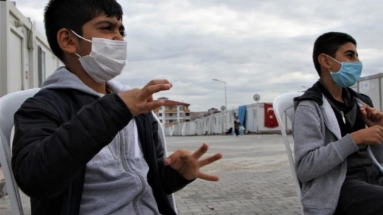 Elazığ'da depremzede çocuklardan, İzmirli akranlarına 'sessiz' destek