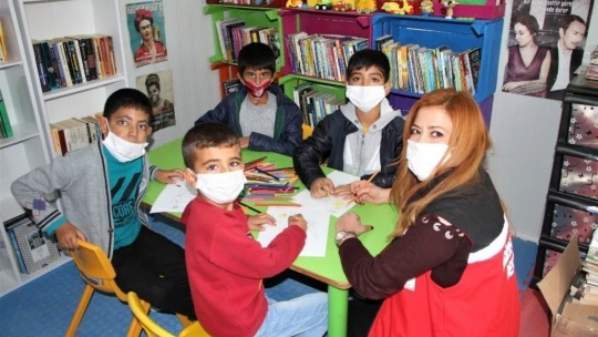 Elazığ'da depremzede çocuklardan, İzmirli akranlarına 'sessiz' destek