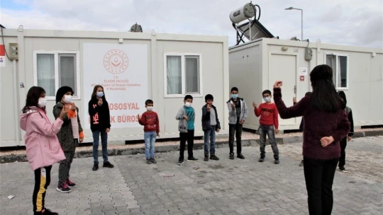 Elazığ'da depremzede çocuklardan, İzmirli akranlarına 'sessiz' destek