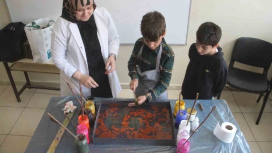 Elazığ'da ebru sanatı ile tanışan çocuklar büyük mutluluk yaşadı