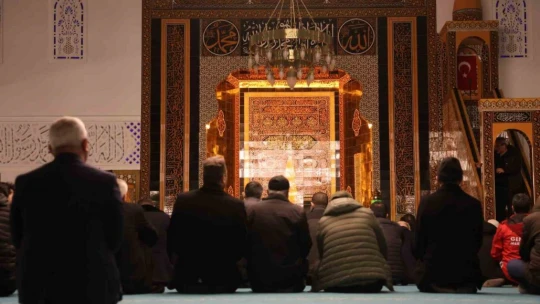 Elazığ'da eller semaya depremde hayatını kaybedenler için açıldı