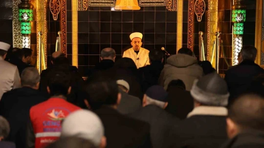 Elazığ'da eller semaya depremde hayatını kaybedenler için açıldı