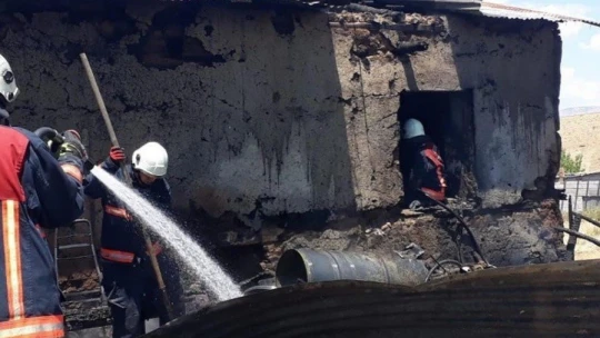 Elazığ'da ev ve araç yangını