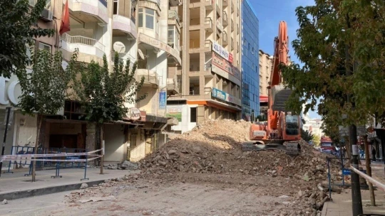 Elazığ'da Gazi Caddesi,yıkım çalışması nedeniyle kısmen kapatıldı