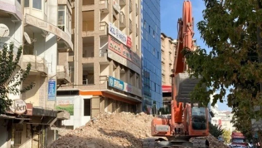 Elazığ'da Gazi Caddesi,yıkım çalışması nedeniyle kısmen kapatıldı