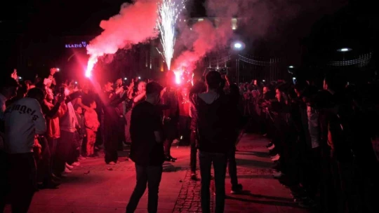 Elazığ'da geleneksel '23. sahur halayı' renkli görüntülere sahne oldu