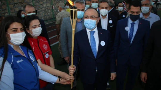 Elazığ'da gençlerden 'Meşaleli Ay Yıldızlı' 19 Mayıs kutlaması