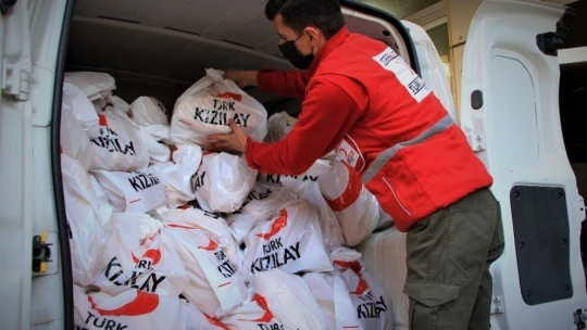 Elazığ'da gönüllüler dezavantajlı ailelere ekmek ulaştırdı