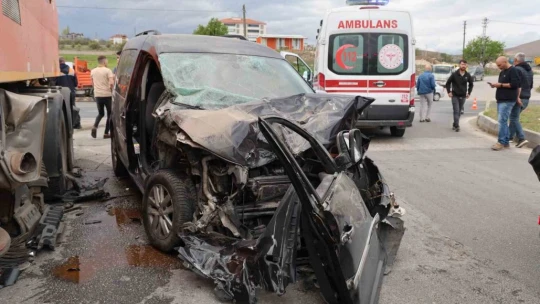 Elazığ'da hafif ticari araç, temizlik kamyonuna çarptı: 5 yaralı