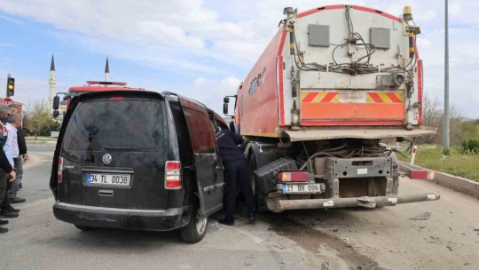 Elazığ'da hafif ticari araç, temizlik kamyonuna çarptı: 5 yaralı