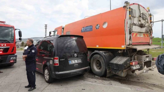 Elazığ'da hafif ticari araç, temizlik kamyonuna çarptı: 5 yaralı