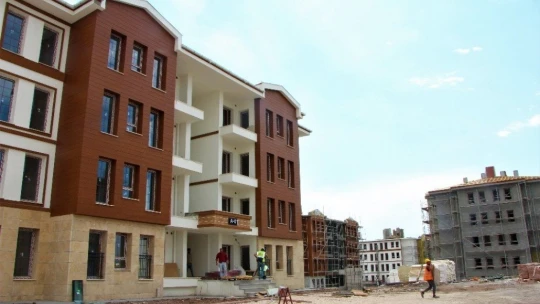 Elazığ'da hem yıkımlar hem de yapımlar hızla sürüyor