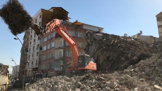 Elazığ'da hem yıkımlar hem de yapımlar hızla sürüyor