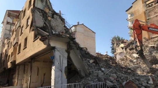 Elazığ'da hem yıkımlar hem de yapımlar hızla sürüyor