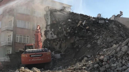 Elazığ'da hem yıkımlar hem de yapımlar hızla sürüyor