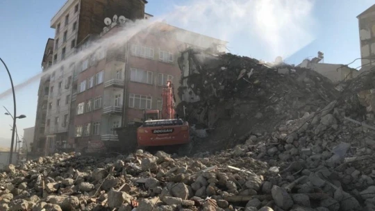 Elazığ'da hem yıkımlar hem de yapımlar hızla sürüyor