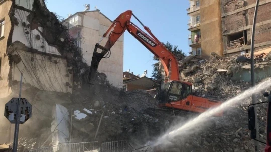 Elazığ'da hem yıkımlar hem de yapımlar hızla sürüyor