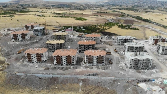 Elazığ'da hem yıkımlar hem de yapımlar hızla sürüyor